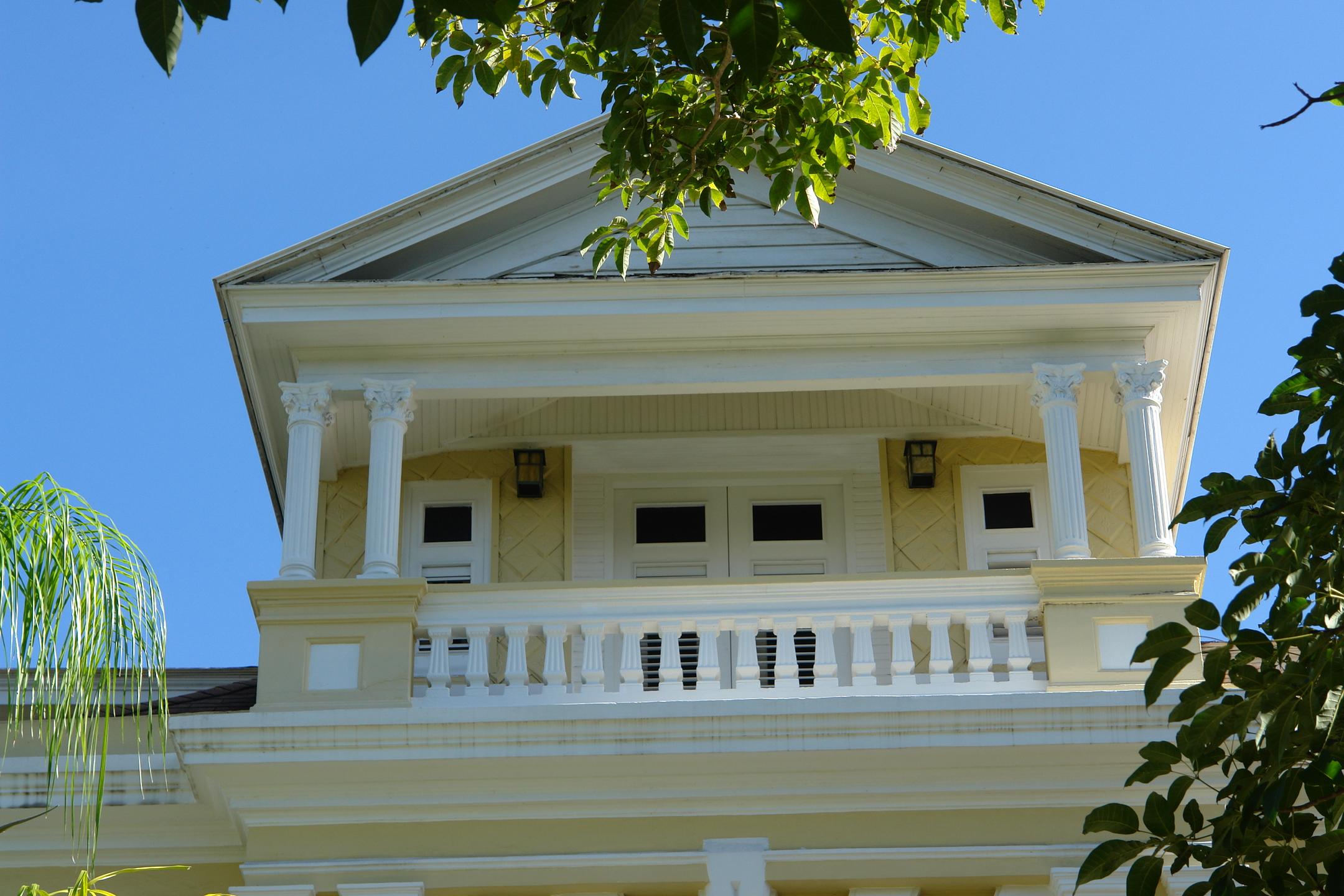 Casa La Giralda - Avenida Miramar, esquina calle Marti 651 - San Juan (Miramar) - 2011 00017